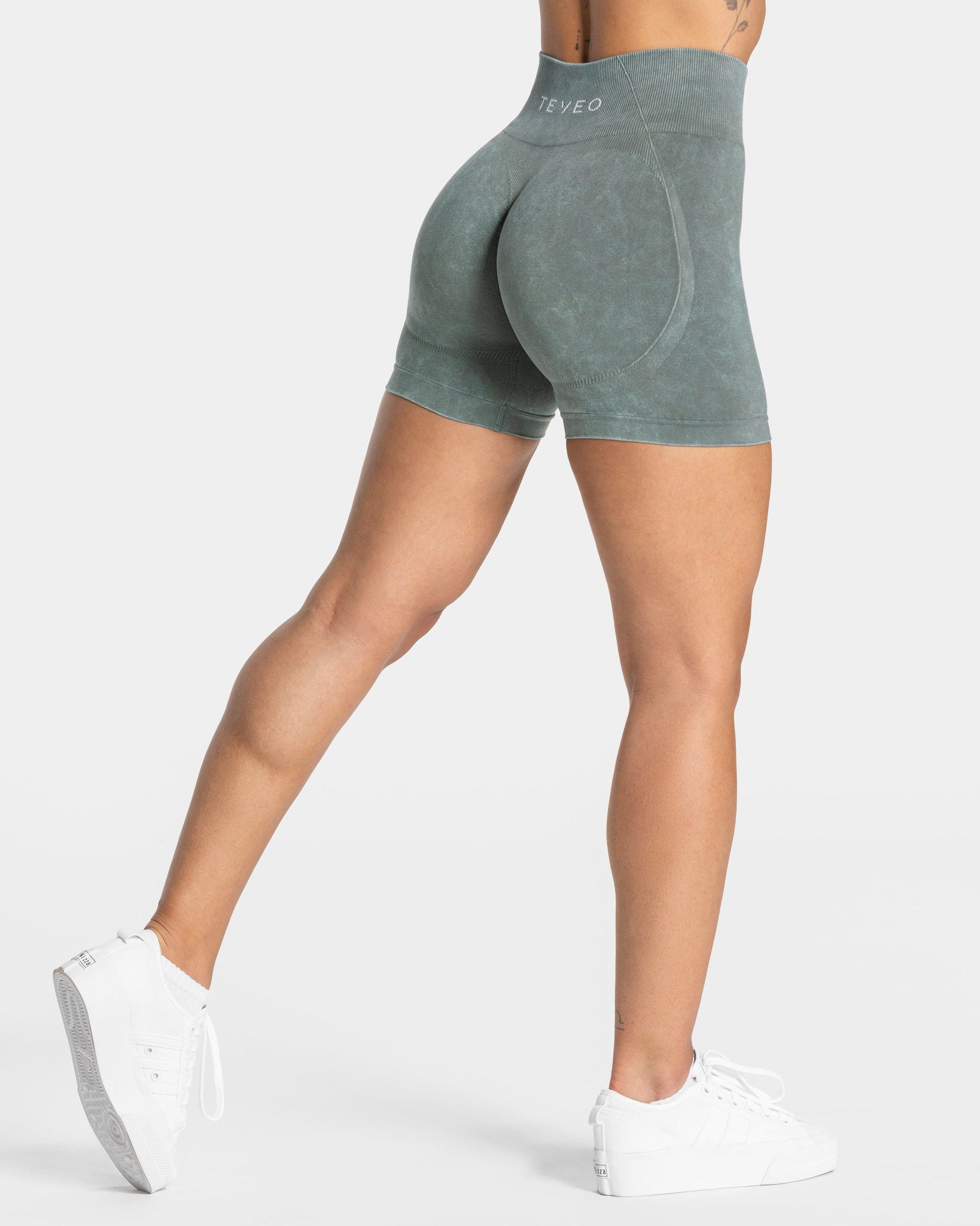 Acid Covert Scrunch Short „Basil“