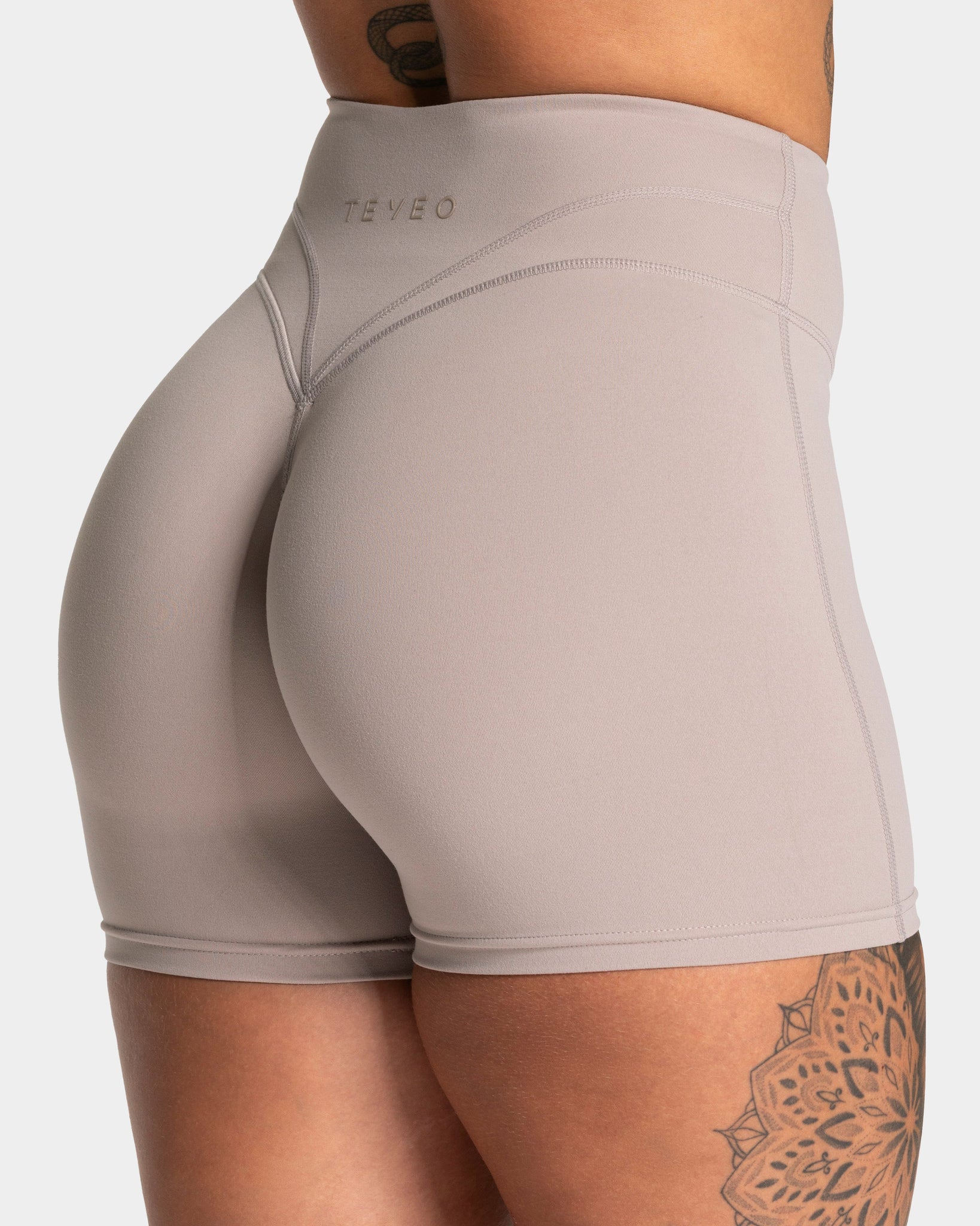 Luxmotion Sculpt Scrunch Shorts „Stone“