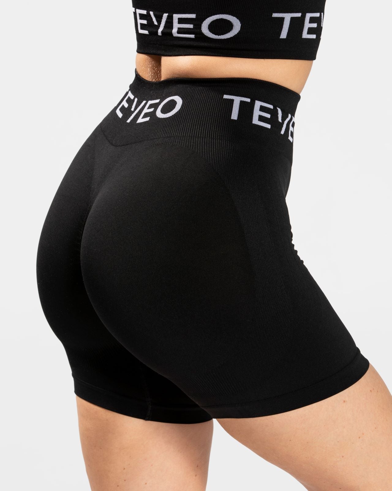 Signature Scrunch Short "Schwarz"