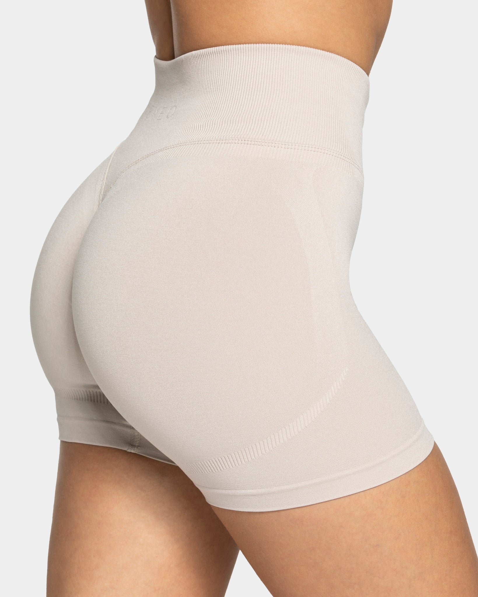 Femme Sculpt Scrunch Short „Creme“