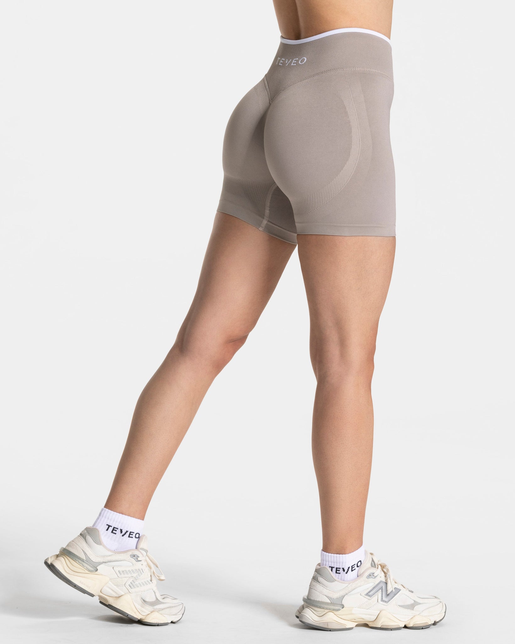 Ignite Sculpt Scrunch Short „Stone“
